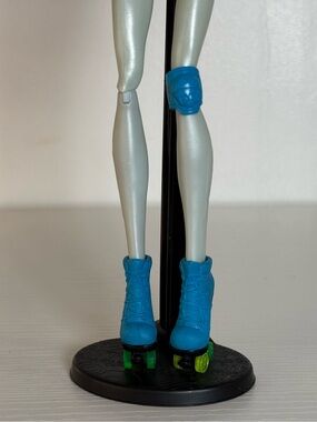 Monster High Skultimate Roller Maze Frankie Stein shoes and one knee pad